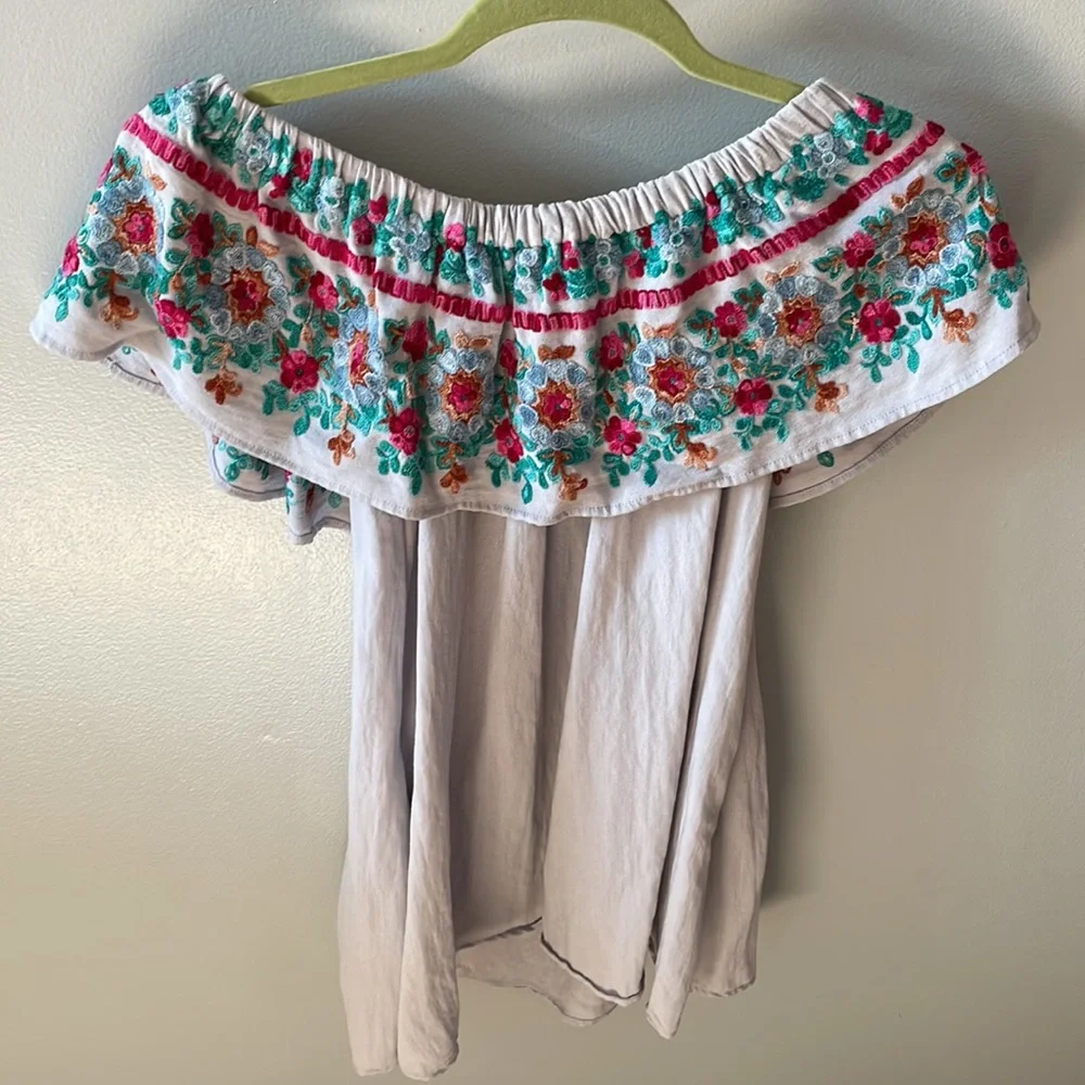 Beautiful off the shoulder top - Picture 4 of 8